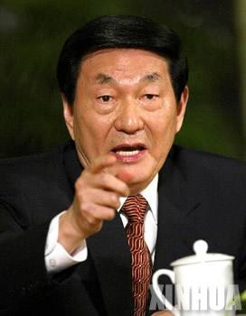 2003年,朱镕基辞去国务院总理的告别演说:不管前面是地雷阵还是万丈