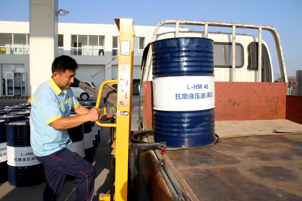 使用卡圈对油桶进行固定   机油桶轻松装卸到车中 将装卸车推到运输