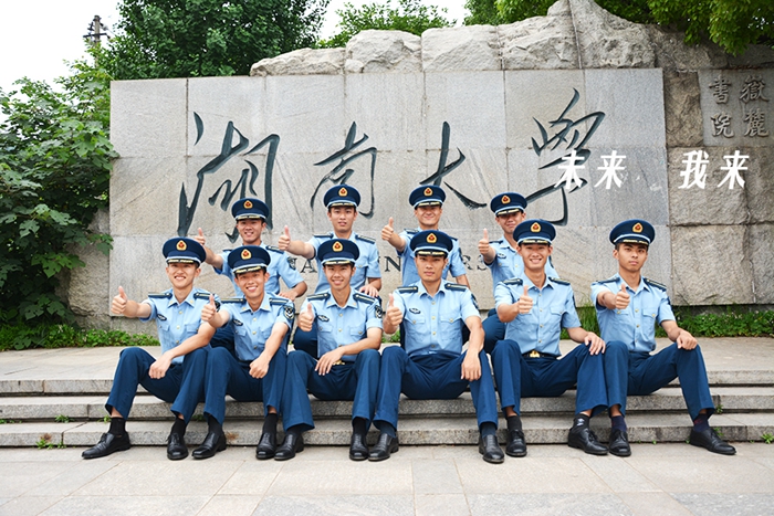 1957年2月21日空军与防空军合并后,进一步加强了空军领导指挥机构建设