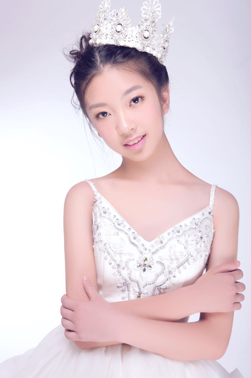 刘宇欣 13岁 沈阳人 身高168 体重42kg 学生简介