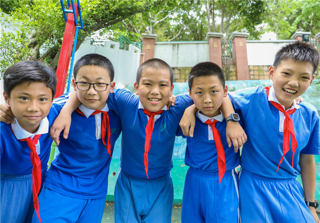 深圳市凤光小学2017届六(4)班毕业留念