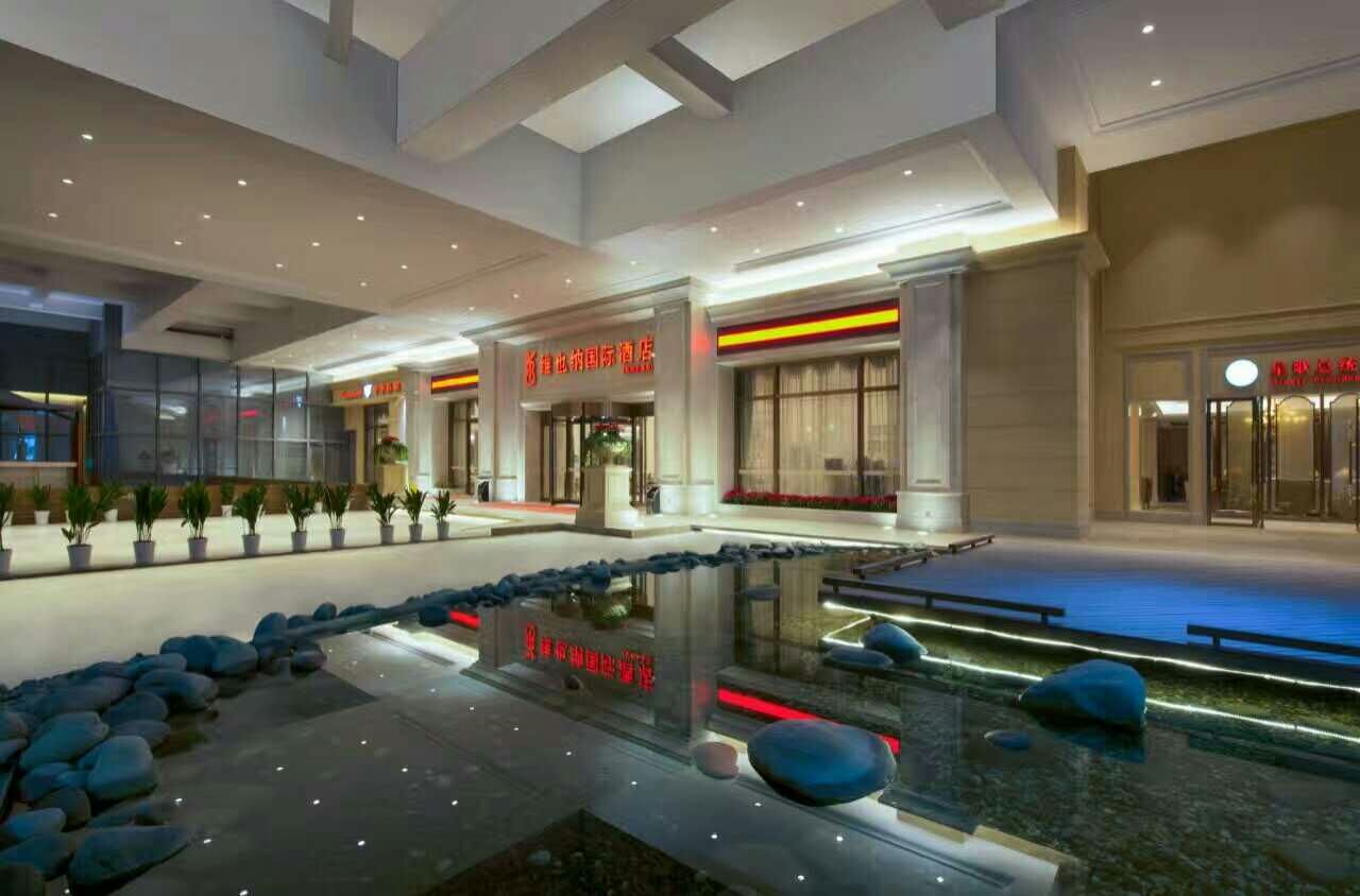 火车东站到酒店:步行至火车东站东广场,东宁路右转3分钟即到.