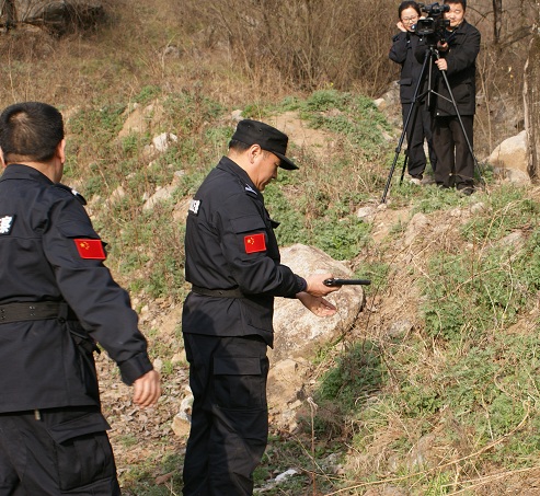 法警队队长徐 启贵 示 范 手 枪 射 击