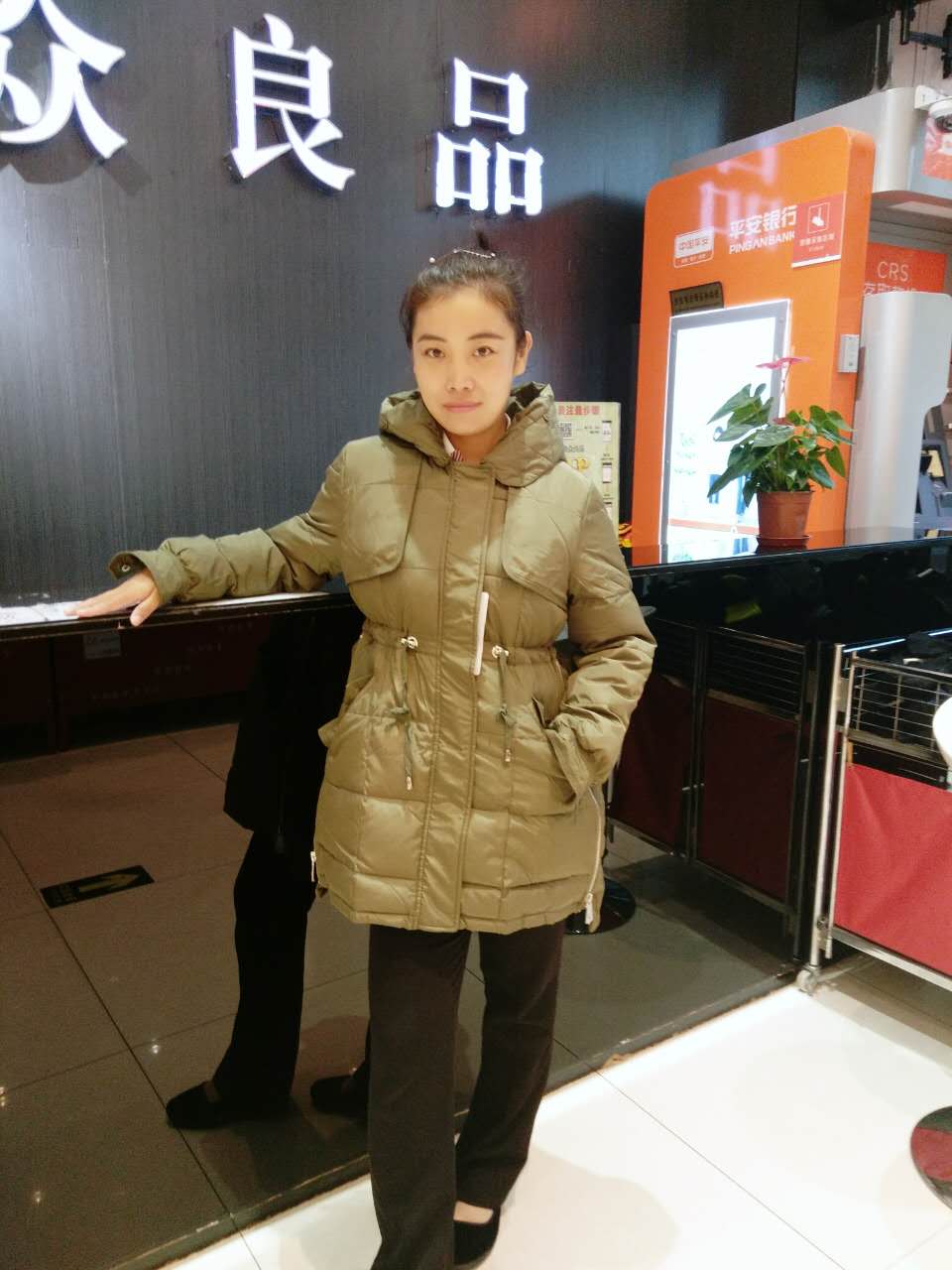 个性,以高品质新颖面料精心制作,填充物为百分百白鸭绒.保暖性极佳!