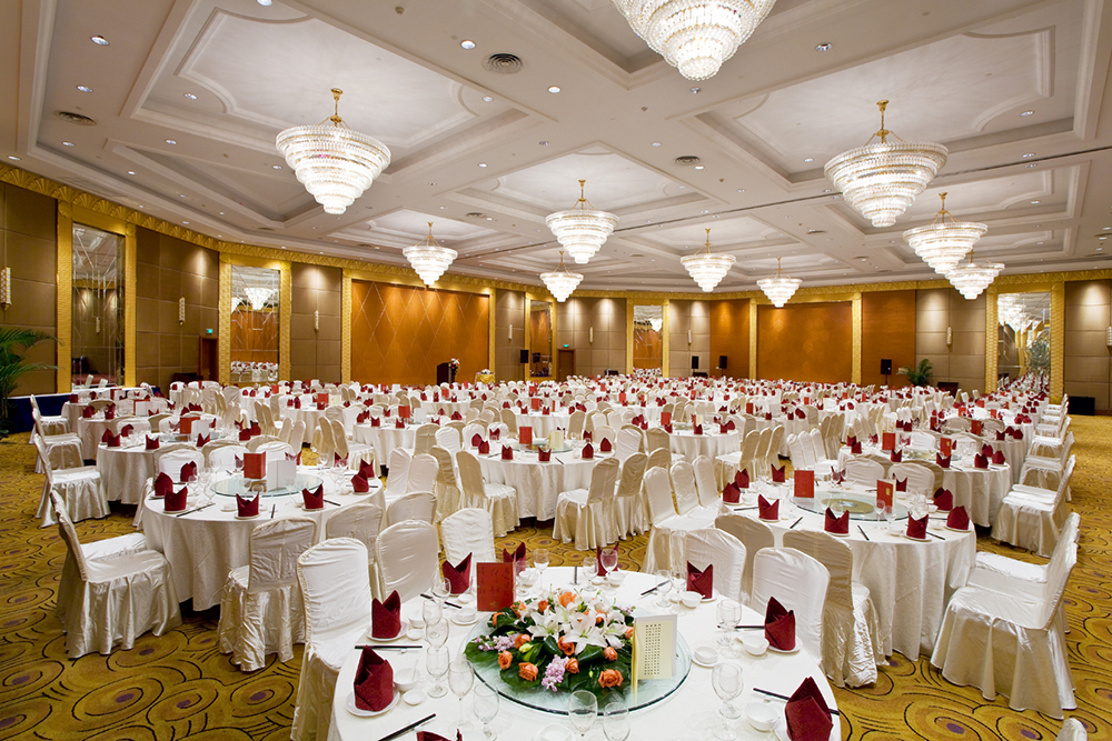 皇冠宴会厅 800平米无柱宴会厅 最多可容纳50桌人同时参加喜宴 将您的