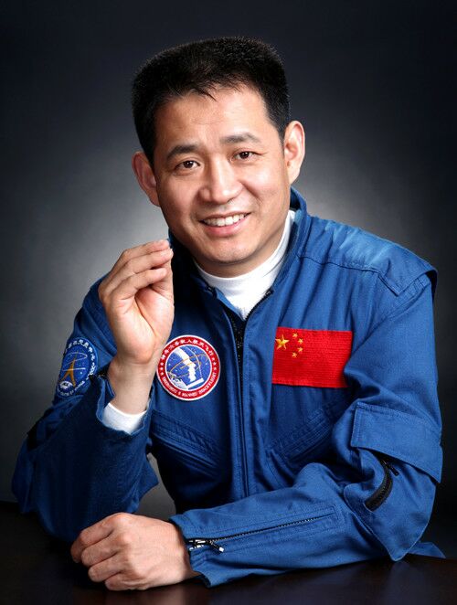 4月25日-26日 航天英雄聂海胜少将 与万名师生一起分享航天故事 飞抵