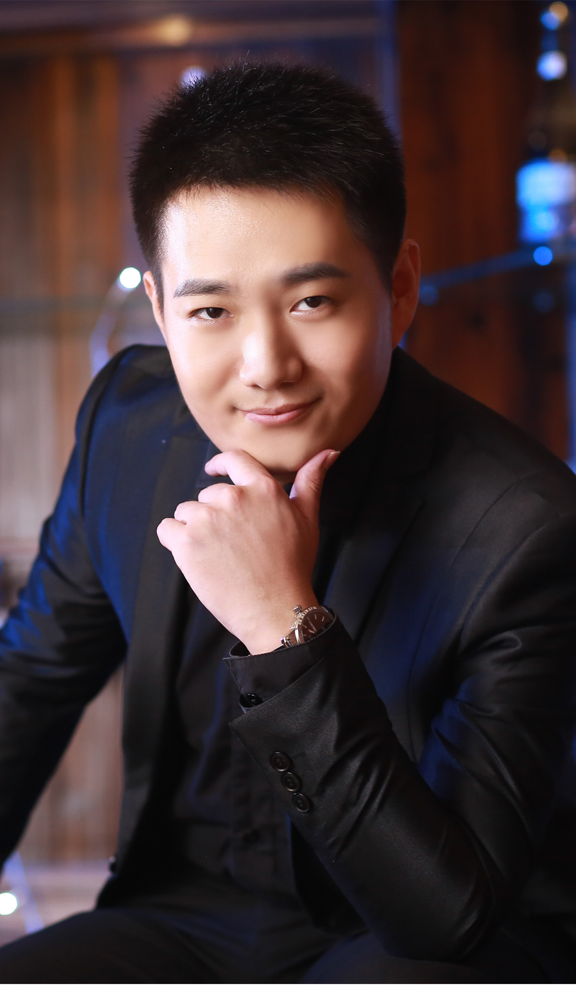 擅长朗诵,主持,配音,表演,从事多年播音主持与表演教育工作,具有较强