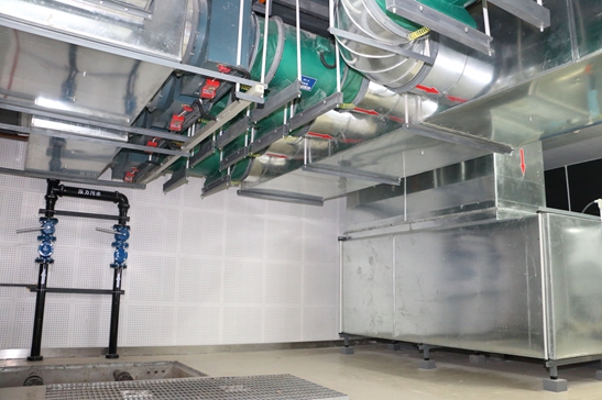 机房成排风机安装 空调机组冷凝水管支架采用镀锌配件与管道连接而成