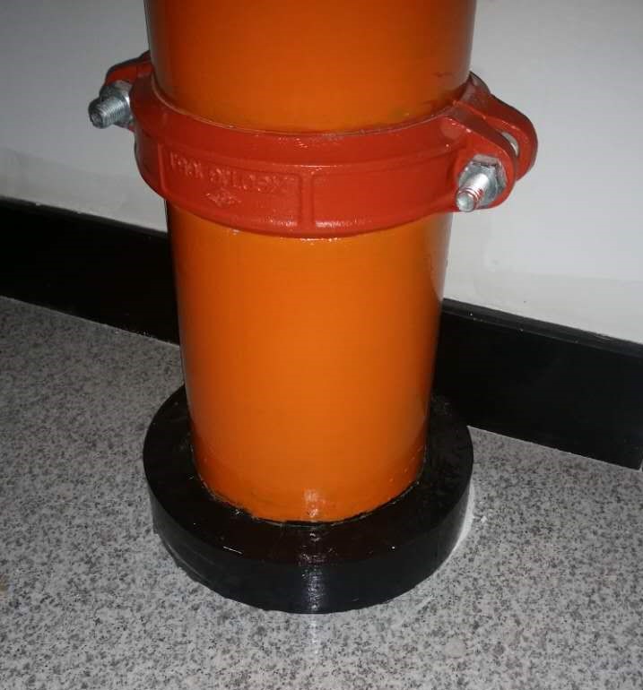 管道穿楼板,吊顶根部采用装饰圈做装饰处理,成型美观