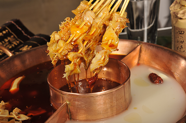 金牌毛肚串  串串留真情 桌桌必点的美味 让你回味悠长 每一串都倾注