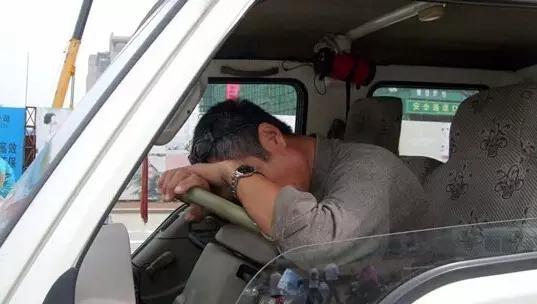 为了生活,为了家人,为了致富要辛苦辛酸危险的继续行驶着