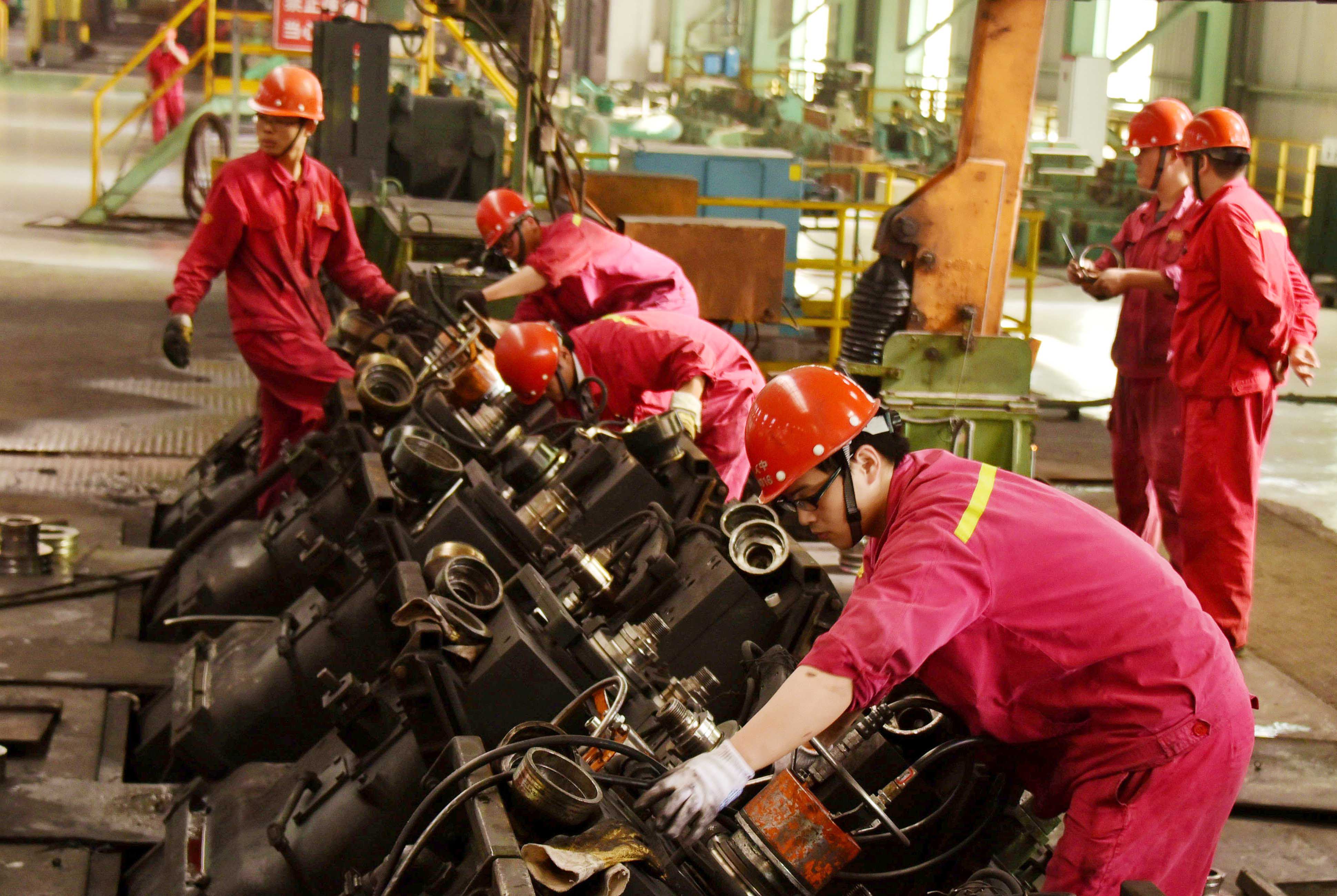 身影 三十六小时连轴转 换来机器欢快的奏鸣 这是你们 朴素的钢铁工人