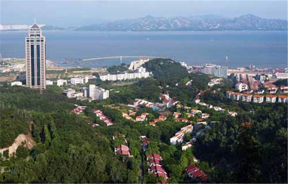 位于深圳市南头半岛,主峰高336米,山上树木茂密,景色宜人,登高远望