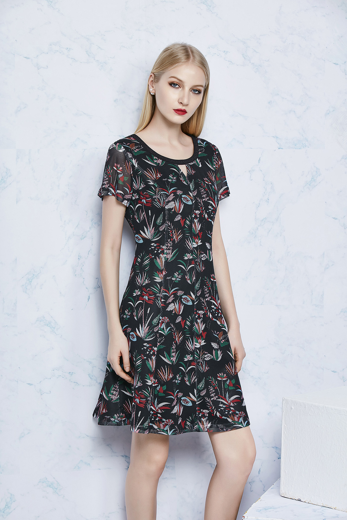 contain·柯—2018梦柯服饰招商手册