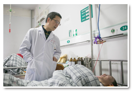 "小医生"梁益建 9个小故事让人感动落泪