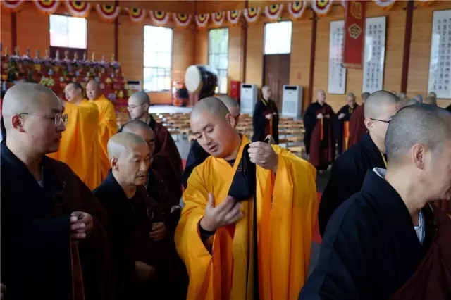 开堂昌如大师,陪堂法师等给新戒子讲解佛教戒律缘起,受戒目的等,强调