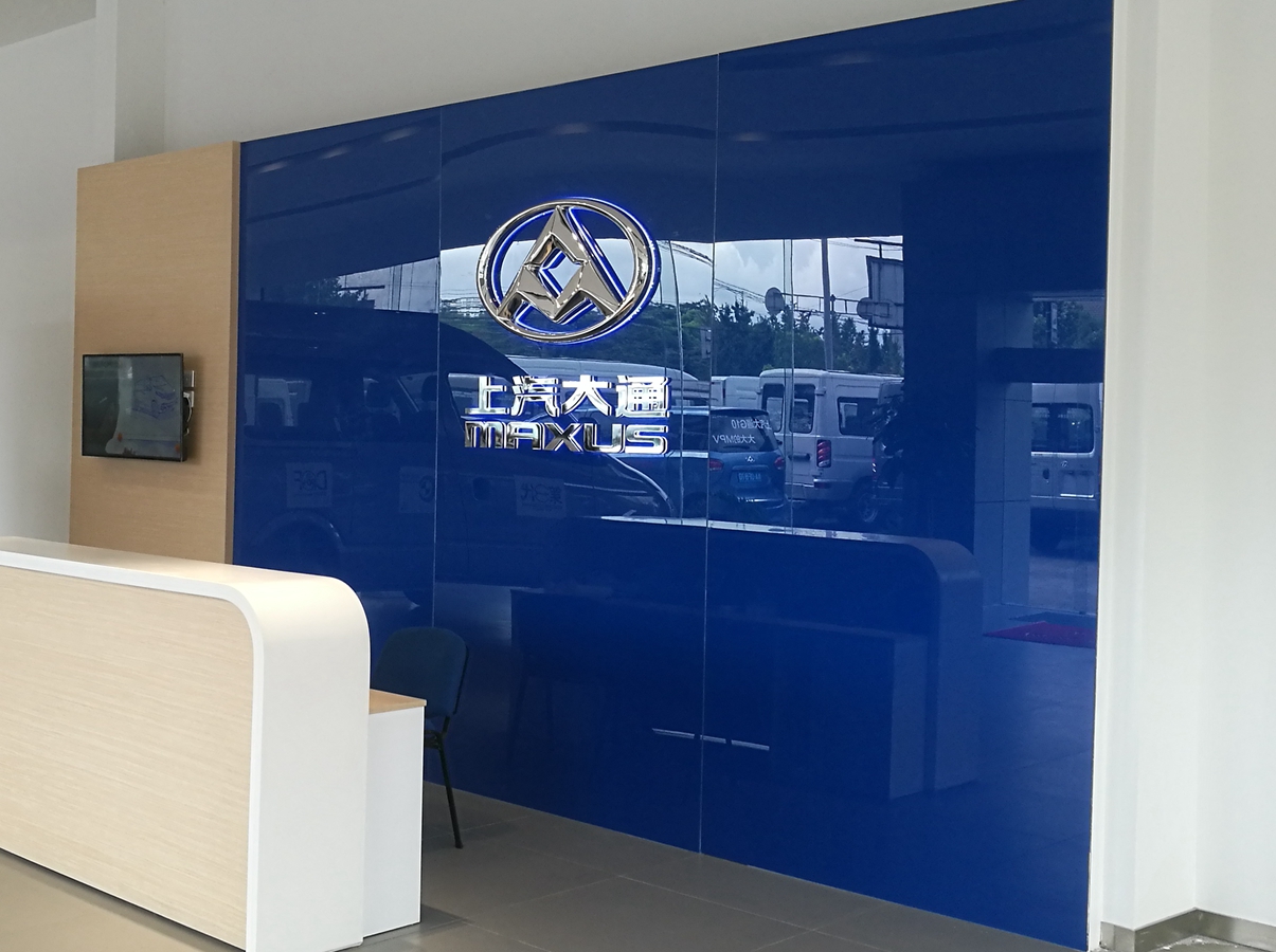 销售背景墙:木饰面应高于蓝色玻璃50mm,严格依据标准详图施工