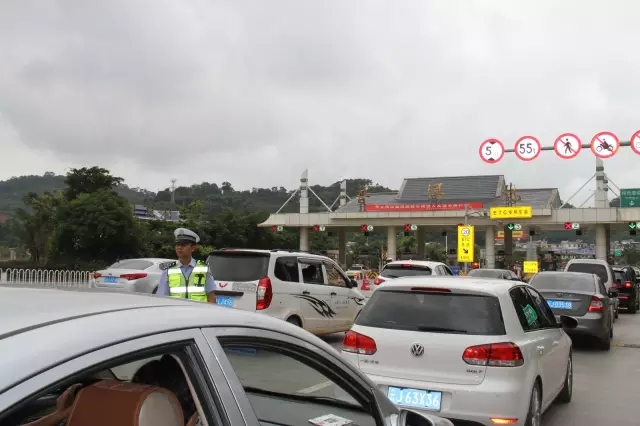 工作开始,普洱北收费站车流量开始增加,磨思高速交警出动了!