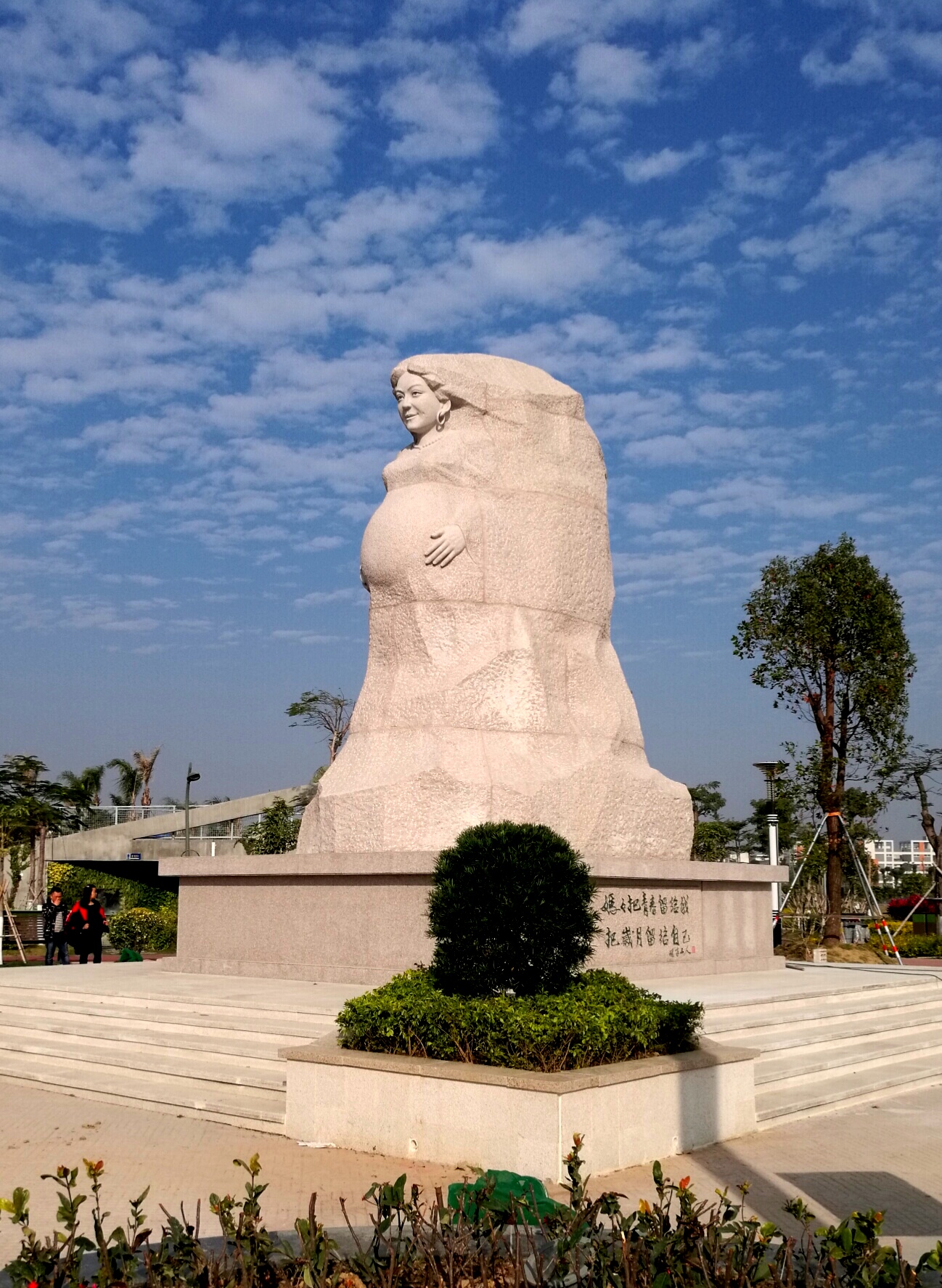 弘扬母爱的雕塑作品《恩》将矗立在汕头儿童公园