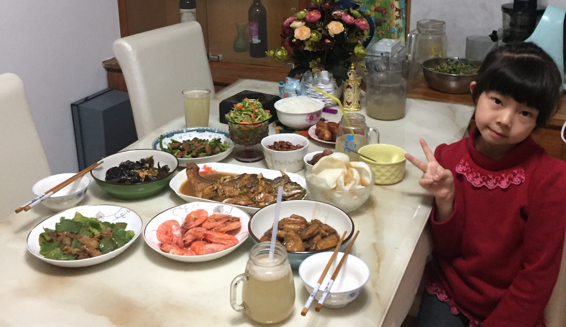 苗苗代表家人给大家拜年啦